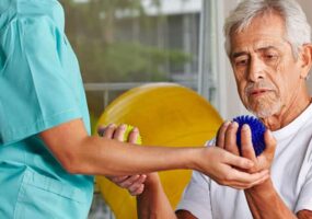 Tratamiento fisioterapia neurologica con un paciente anciano