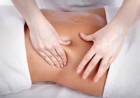 fisio realizando tratamiento de drenaje linfático