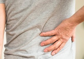 hombre con dolor de hernia