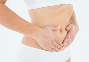 mujer tacándose el vientre