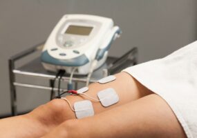 paciente realizándose tratamiento electroterapia