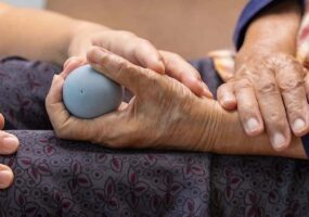 paciente anciano recibiendo tratamiento fisioterapia reumatológica