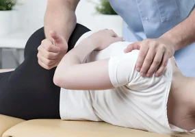 terapeuta realizando terapia manual paciente