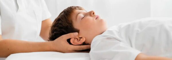 fisio aplicando presion en la cabeza de un nino fisio aplicando presion en la cabeza de un nino