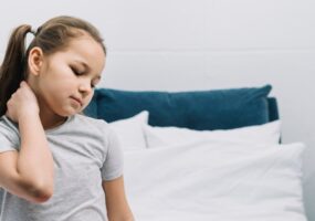 nina con dolor en el cuello